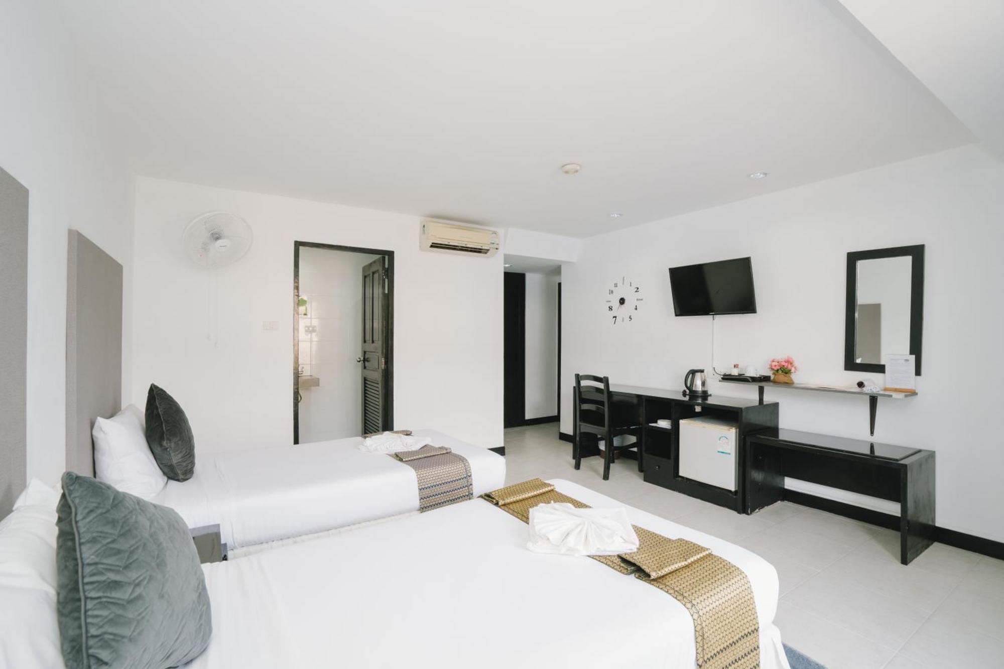 Hotel Noble House Patong Exterior foto